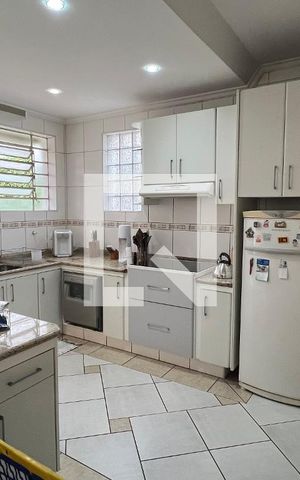 Casa à venda com 330m², 3 quartos e 3 vagas Casa à venda com 330m², 3 quartos e 3 vagasCozinha