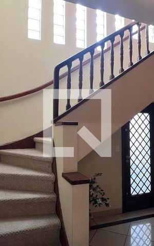 Casa à venda com 330m², 3 quartos e 3 vagas Casa à venda com 330m², 3 quartos e 3 vagasEscada