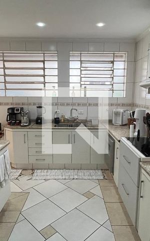 Casa à venda com 330m², 3 quartos e 3 vagas Casa à venda com 330m², 3 quartos e 3 vagasCozinha