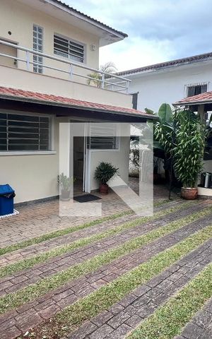 Casa à venda com 330m², 3 quartos e 3 vagas Casa à venda com 330m², 3 quartos e 3 vagasQuintal