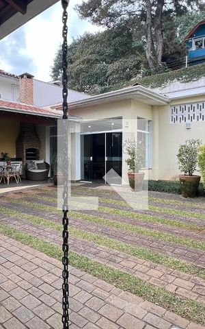 Casa à venda com 330m², 3 quartos e 3 vagas Casa à venda com 330m², 3 quartos e 3 vagasQuintal