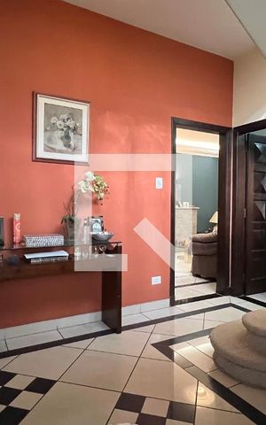 Casa à venda com 330m², 3 quartos e 3 vagas Casa à venda com 330m², 3 quartos e 3 vagasHall