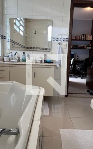 Casa à venda com 330m², 3 quartos e 3 vagas Casa à venda com 330m², 3 quartos e 3 vagasBanheiro da Suíte