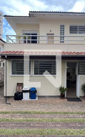 Casa à venda com 330m², 3 quartos e 3 vagas Casa à venda com 330m², 3 quartos e 3 vagasQuintal
