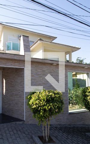 Casa de condomínio para alugar com 375m², 4 quartos e 6 vagas Casa de condomínio para alugar com 375m², 4 quartos e 6 vagasFachada