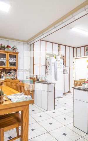 Casa à venda com 450m², 5 quartos e 3 vagas Casa à venda com 450m², 5 quartos e 3 vagasCopa e Cozinha