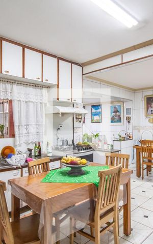 Casa à venda com 450m², 5 quartos e 3 vagas Casa à venda com 450m², 5 quartos e 3 vagasCopa e Cozinha