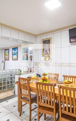 Casa à venda com 450m², 5 quartos e 3 vagas Casa à venda com 450m², 5 quartos e 3 vagasCopa e Cozinha