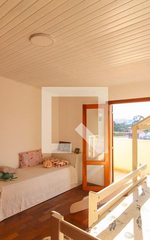 Casa à venda com 302m², 6 quartos e 3 vagas Casa à venda com 302m², 6 quartos e 3 vagasQuarto 5
