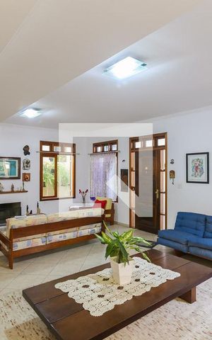 Casa à venda com 302m², 6 quartos e 3 vagas Casa à venda com 302m², 6 quartos e 3 vagasSala