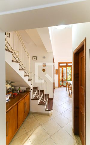 Casa à venda com 302m², 6 quartos e 3 vagas Casa à venda com 302m², 6 quartos e 3 vagasCorredor