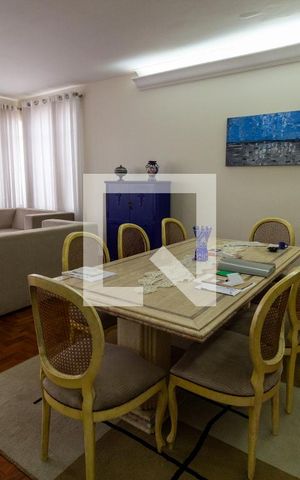 Casa à venda com 580m², 5 quartos e 4 vagas Casa à venda com 580m², 5 quartos e 4 vagasSala