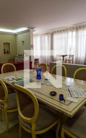 Casa à venda com 580m², 5 quartos e 4 vagas Casa à venda com 580m², 5 quartos e 4 vagasSala