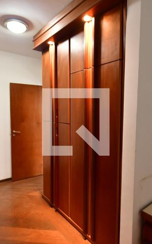 Casa à venda com 499m², 4 quartos e 8 vagasQuarto 4 - Suíte Armários