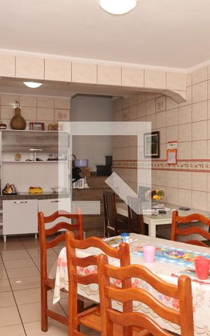 Casa à venda com 440m², 4 quartos e 4 vagasCozinha 