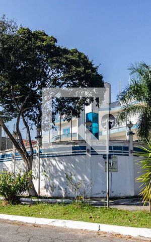 Casa à venda com 2000m², 3 quartos e 6 vagas Casa à venda com 2000m², 3 quartos e 6 vagasFachada