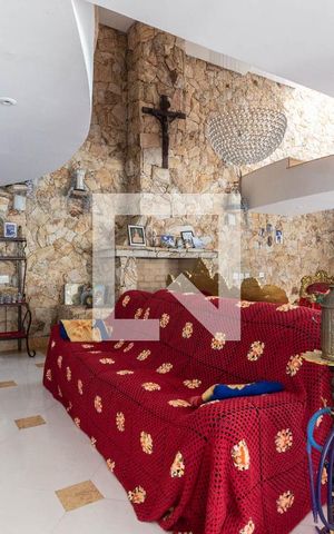 Casa à venda com 2000m², 3 quartos e 6 vagas Casa à venda com 2000m², 3 quartos e 6 vagasSala