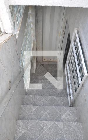 Casa à venda com 75m², 2 quartos e 2 vagasEscada