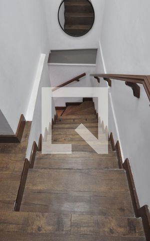Casa à venda com 75m², 2 quartos e 2 vagasEscada