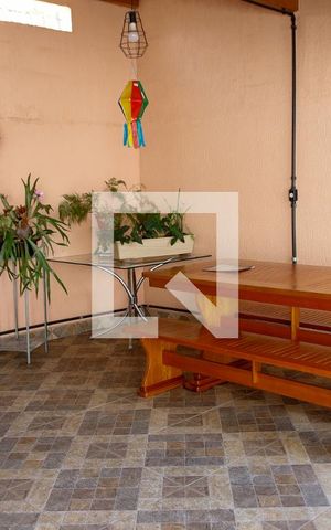 Casa à venda com 154m², 4 quartos e 2 vagas Casa à venda com 154m², 4 quartos e 2 vagasÁrea comum