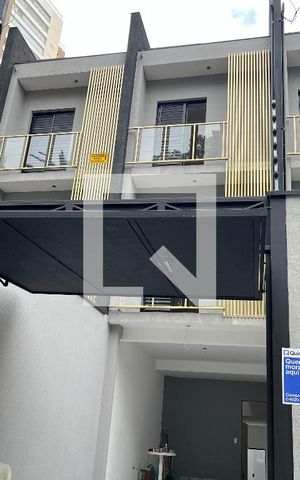 Casa à venda com 160m², 3 quartos e 2 vagas Casa à venda com 160m², 3 quartos e 2 vagasFachada