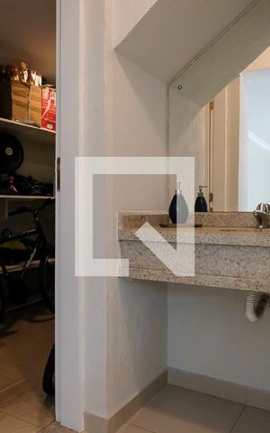 Casa à venda com 380m², 5 quartos e 6 vagasBanheiro de serviço