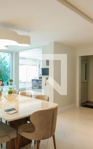 Casa à venda com 380m², 5 quartos e 6 vagasSala de jantar