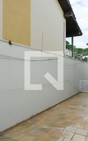 Casa à venda com 380m², 5 quartos e 6 vagasCorredor área de serviço