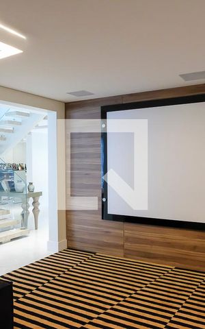Casa à venda com 380m², 5 quartos e 6 vagasSala de TV