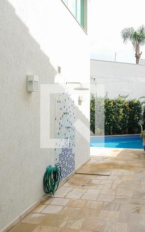 Casa à venda com 380m², 5 quartos e 6 vagasCorredor área de serviço