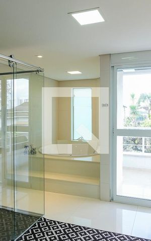 Casa à venda com 380m², 5 quartos e 6 vagasBanheiro da suíte 1