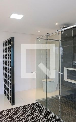 Casa à venda com 380m², 5 quartos e 6 vagasBanheiro da suíte 1