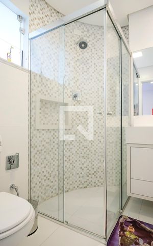 Casa à venda com 380m², 5 quartos e 6 vagasBanheiro da suíte 3