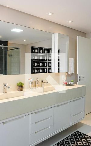 Casa à venda com 380m², 5 quartos e 6 vagasBanheiro da suíte 1