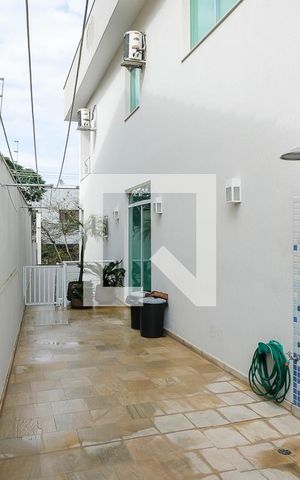 Casa à venda com 380m², 5 quartos e 6 vagasCorredor área de serviço