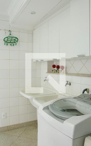 Casa à venda com 380m², 5 quartos e 6 vagasÁrea de serviço