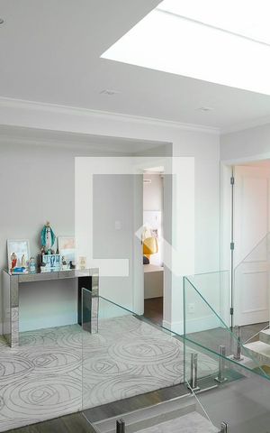 Casa à venda com 380m², 5 quartos e 6 vagasCorredor dos quartos