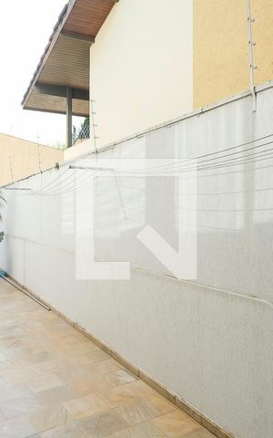 Casa à venda com 380m², 5 quartos e 6 vagasCorredor área de serviço