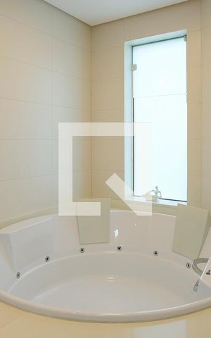 Casa à venda com 380m², 5 quartos e 6 vagasBanheiro da suíte 1