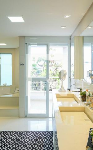 Casa à venda com 380m², 5 quartos e 6 vagasBanheiro da suíte 1