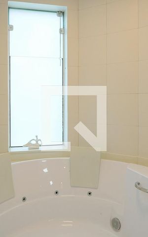Casa à venda com 380m², 5 quartos e 6 vagasBanheiro da suíte 1