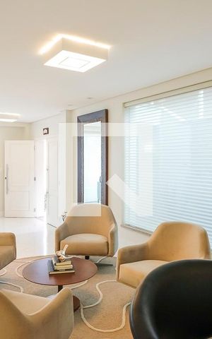 Casa à venda com 380m², 5 quartos e 6 vagasSala