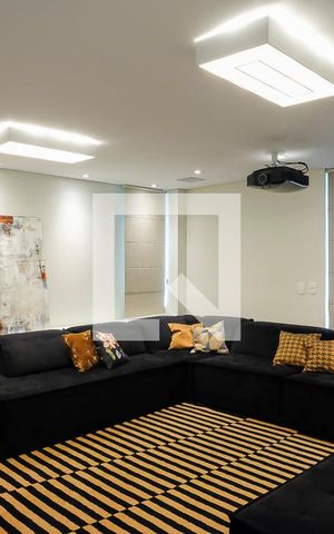 Casa à venda com 380m², 5 quartos e 6 vagasSala de TV