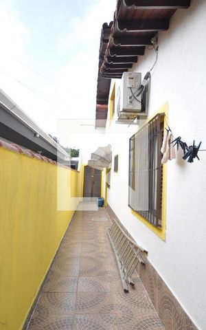 Casa à venda com 200m², 3 quartos e 3 vagasCorredor lateral