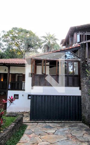 Casa de condomínio à venda com 442m², 4 quartos e 6 vagasFachada