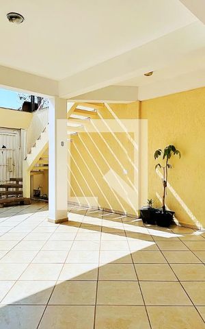 Casa à venda com 237m², 5 quartos e 4 vagas Casa à venda com 237m², 5 quartos e 4 vagasGaragem