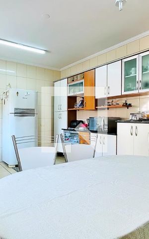 Casa à venda com 237m², 5 quartos e 4 vagas Casa à venda com 237m², 5 quartos e 4 vagasCozinha