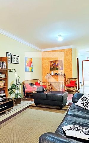 Casa à venda com 237m², 5 quartos e 4 vagas Casa à venda com 237m², 5 quartos e 4 vagasSala