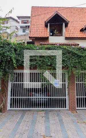Casa à venda com 200m², 3 quartos e 3 vagas Casa à venda com 200m², 3 quartos e 3 vagasFachada