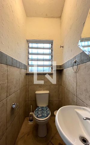 Casa à venda com 600m², 6 quartos e 5 vagas Casa à venda com 600m², 6 quartos e 5 vagasLavabo